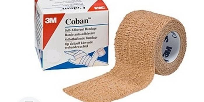 Atadura elástica em uma mão Coban