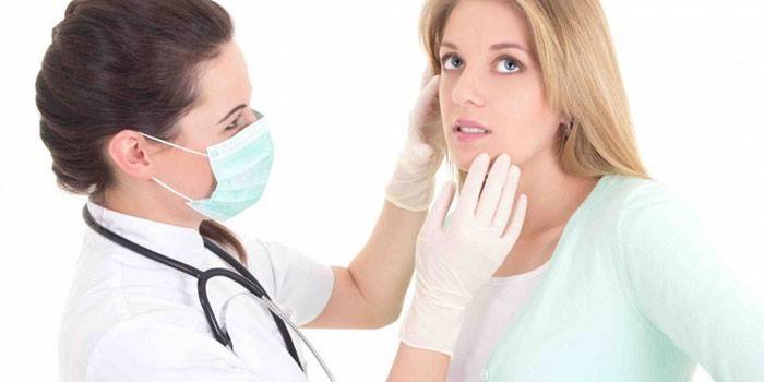 Médico examina o rosto de uma menina