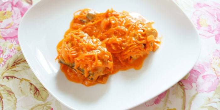 Pescado marinado con zanahorias y cebollas