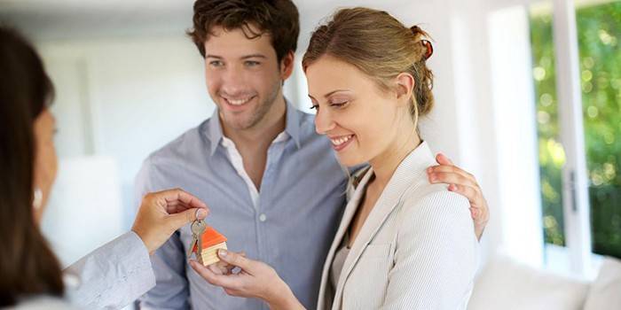 Jovem casal recebe chaves do apartamento