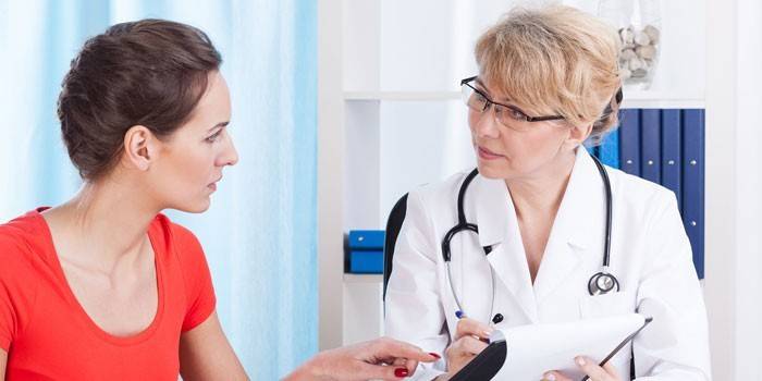 Mujer en la cita del doctor