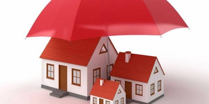 Modelos de casas bajo una sombrilla