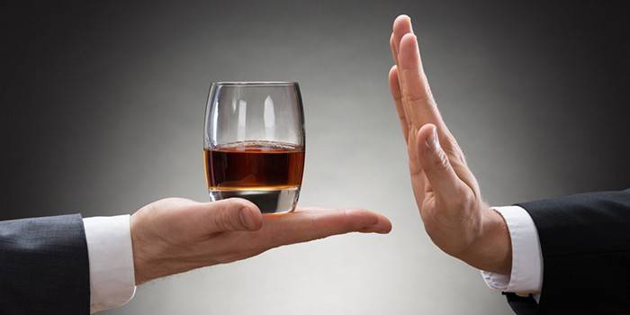 Muž odmieta pohár alkoholu