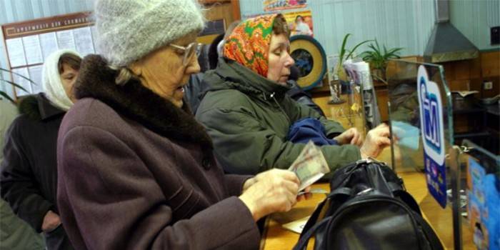 Emeryci i renciści w oddziale banku