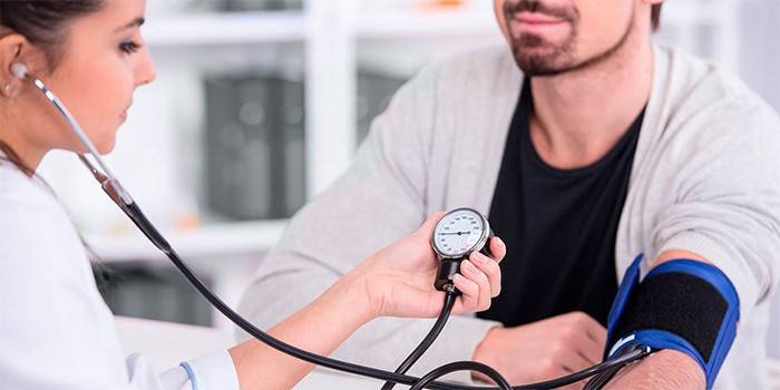 Medic mede a pressão para um homem