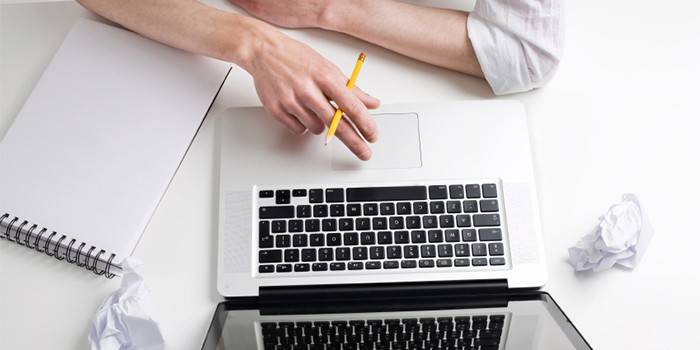Homem, em, laptop