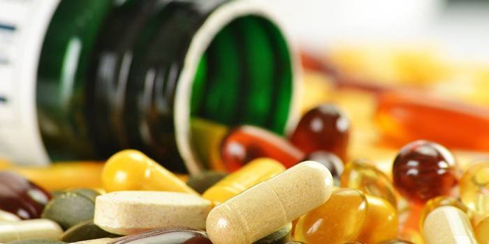 Vitamíny v kapsulách a pohári