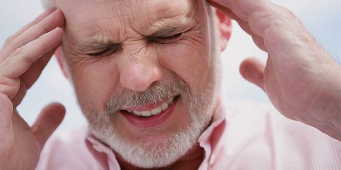 Hombre toma las manos con whisky