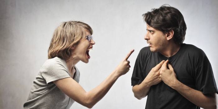 Mujer gritando al hombre