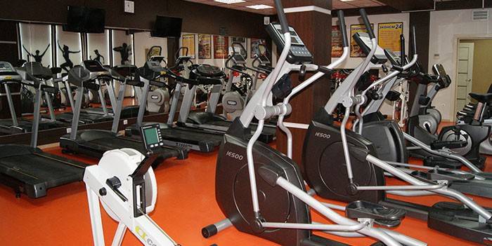 Equipamentos de ginástica no ginásio