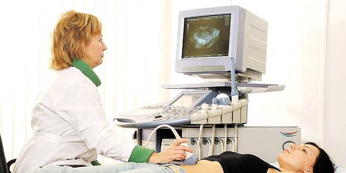 O ultra-som da pelve é feito para a menina