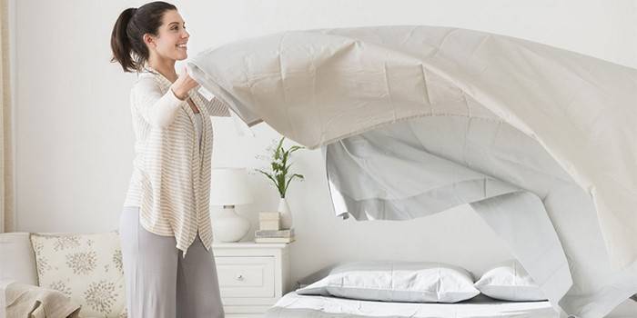 Ropa de cama cambiante mujer