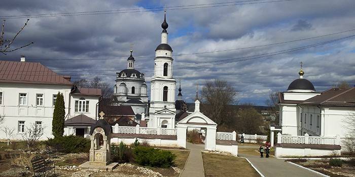 Dziedziniec klasztoru i świątynia