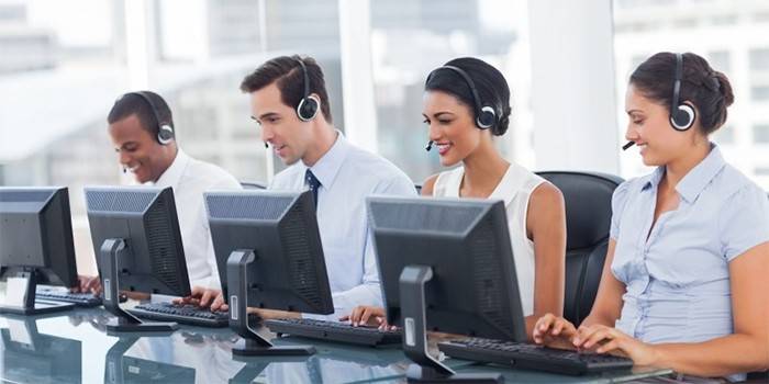 Personel call center w pracy