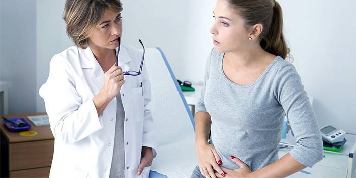 Chica en la cita del doctor