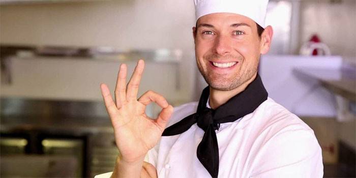 Hombre con túnica de cocinero