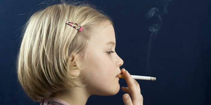 Niña con un cigarrillo