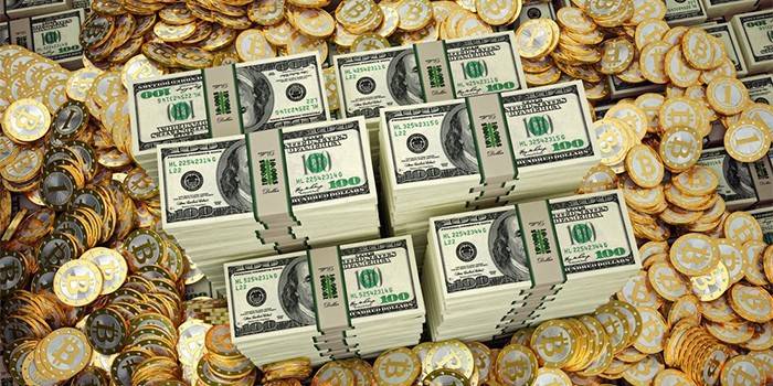 Bitcoin monety i paczki dolarów
