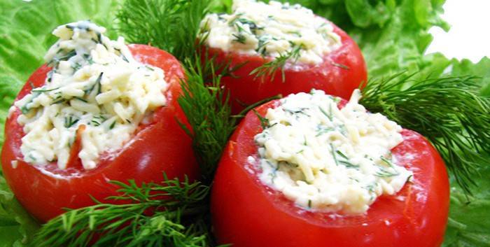 Tomates con requesón y verduras