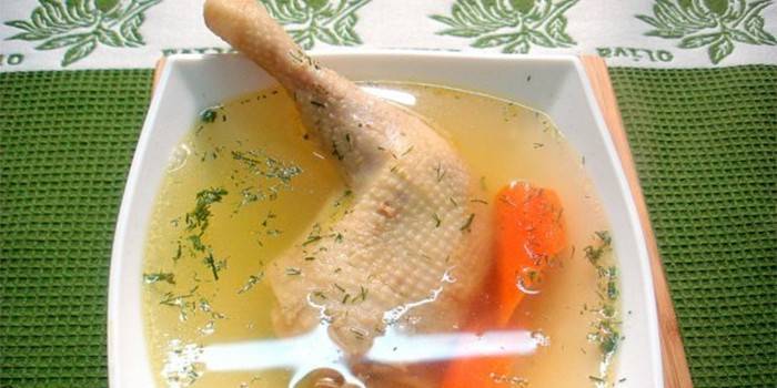 Caldo de pernas de frango em um prato
