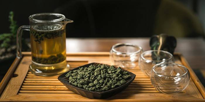 Um copo de chá e chá de ginseng seco