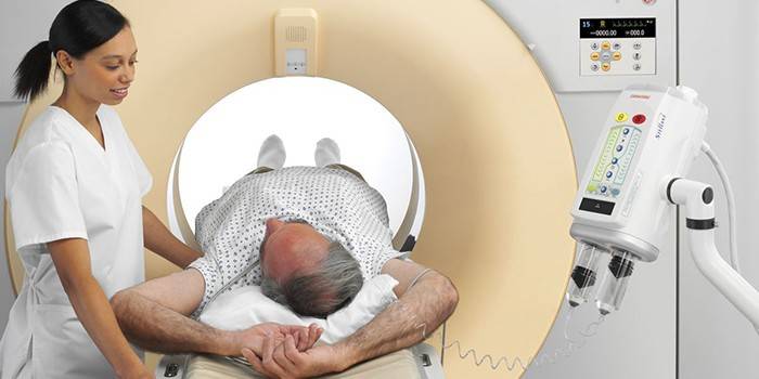 Muž v MRI stroji a záchranár