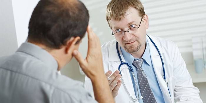 Homem na consulta do médico