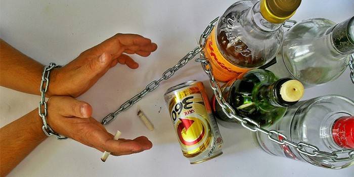 Homem amarrado com uma corrente para garrafas de álcool