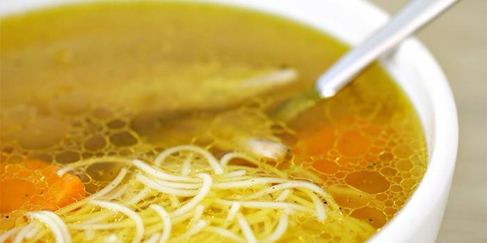 Caldo de galinha rico com macarrão em um prato