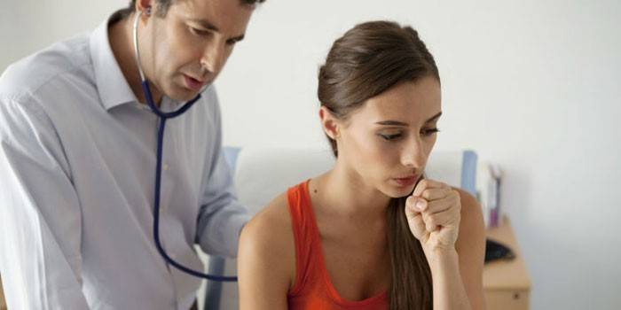 O médico ouve os pulmões das mulheres