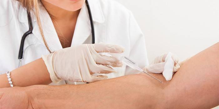 Medic podáva intravenóznu injekciu