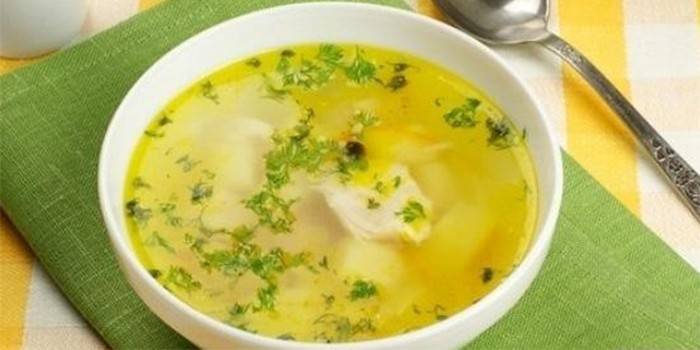 Caldo de peito de frango com ervas em um prato