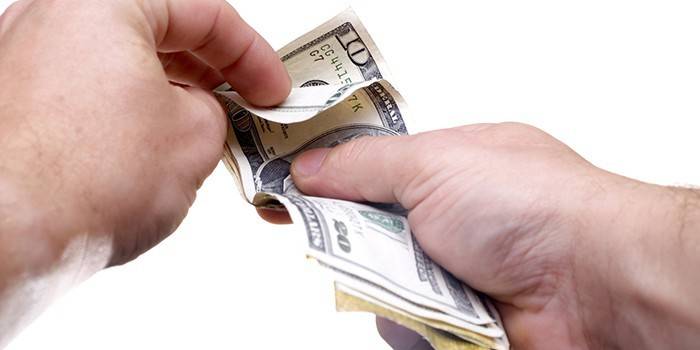 Billetes de un dólar en la mano