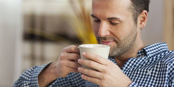 Hombre tomando café
