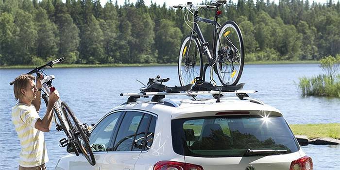 Bicicletas no telhado de um carro