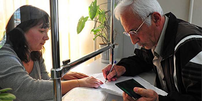 Homem assina um documento