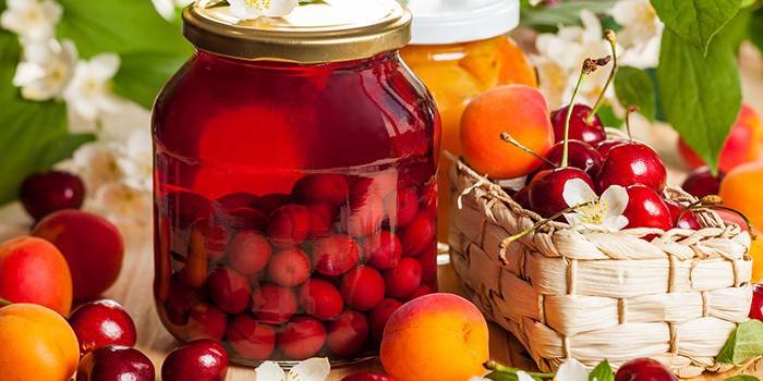 Tarros de compota de cereza y albaricoque y fruta