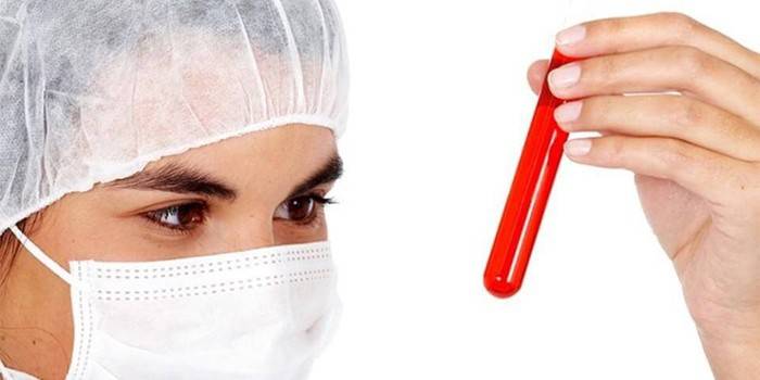 Médico con un tubo de ensayo en la mano.