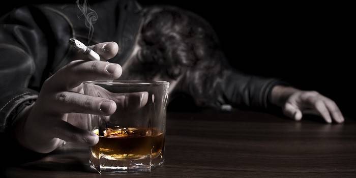 Zatapia depresję w alkoholu i papierosach