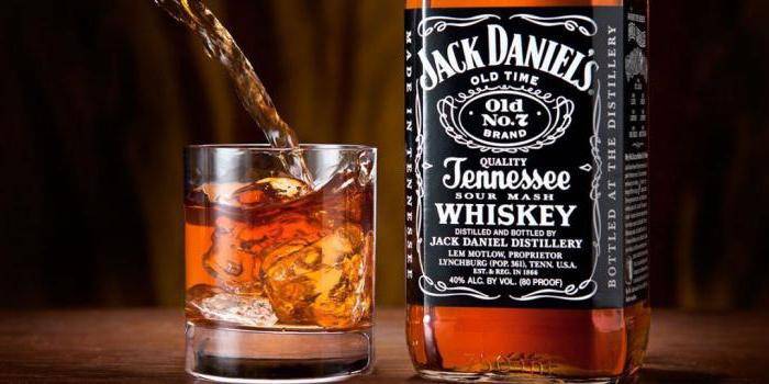 Botella y vaso con whisky