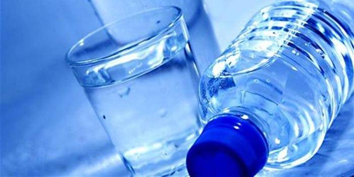 Botella de vidrio y agua
