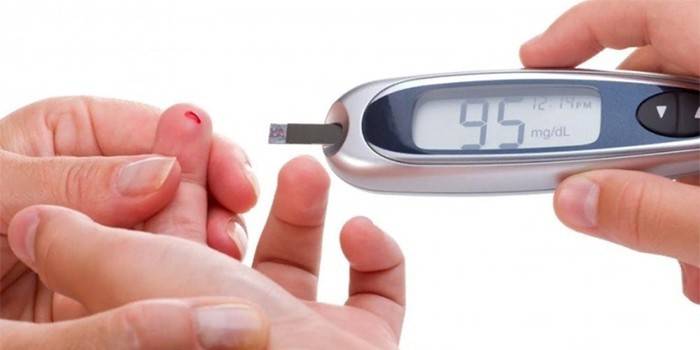 Medir el azúcar en la sangre de un niño con un glucómetro