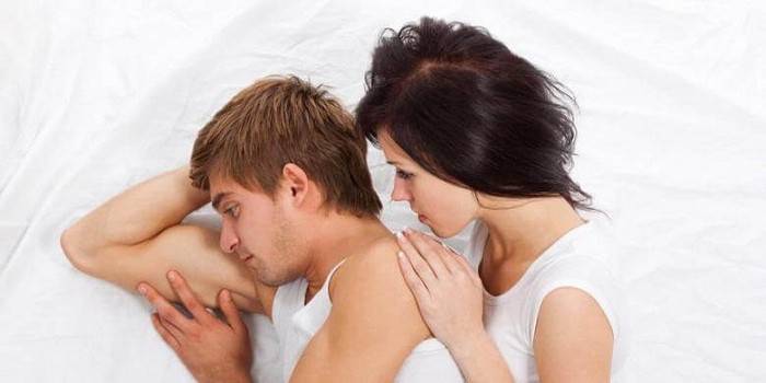 Mujer y hombre en cama
