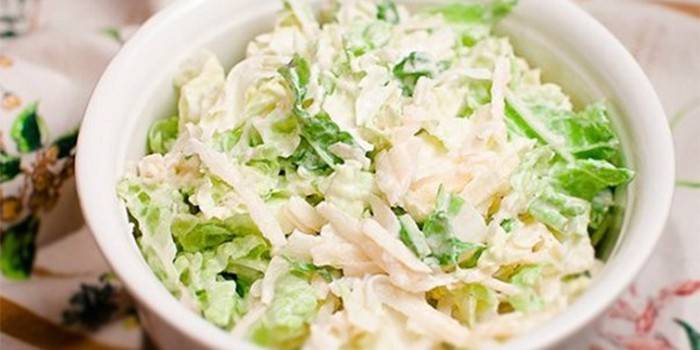 Ensalada lista en un plato