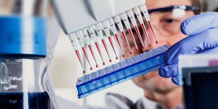 Medic realiza um exame de sangue