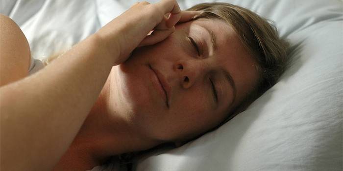 Mulher fazendo exercício para dormir.