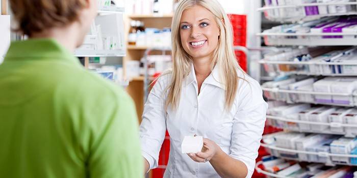 Farmacêutico menina aconselha o comprador
