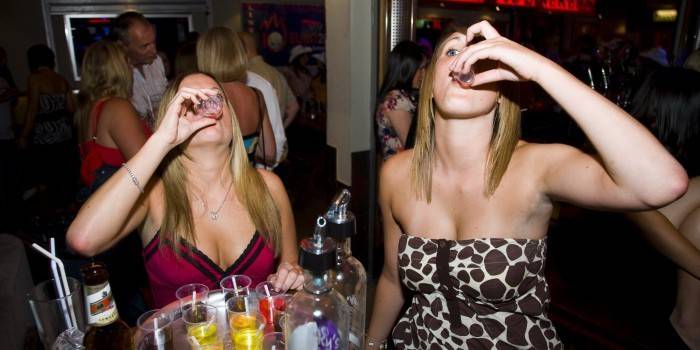 Las chicas beben alcohol