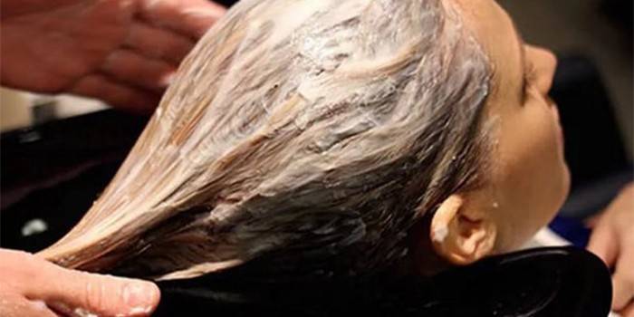 Arcilla blanca en el cabello