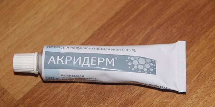 Akriderm krém v skúmavke